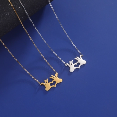 Collana con Pendente a Cuore Mani in Acciaio Inossidabile per Donna Uomo Design di Nicchia Dolce Cool Gesto della Mano Cuore Regalo di San Valentino