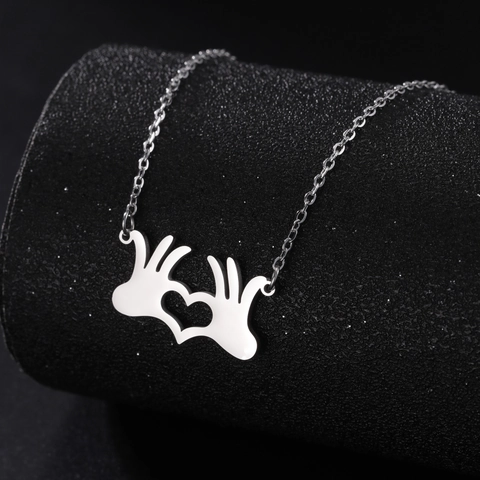 Collana con Pendente a Cuore Mani in Acciaio Inossidabile per Donna Uomo Design di Nicchia Dolce Cool Gesto della Mano Cuore Regalo di San Valentino