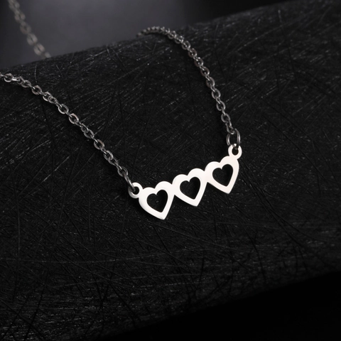 Collana con Pendente a Triplo Cuore Cavo in Acciaio Inossidabile Minimalista da Donna Semplice Catena per Clavicola Gioielli Regalo
