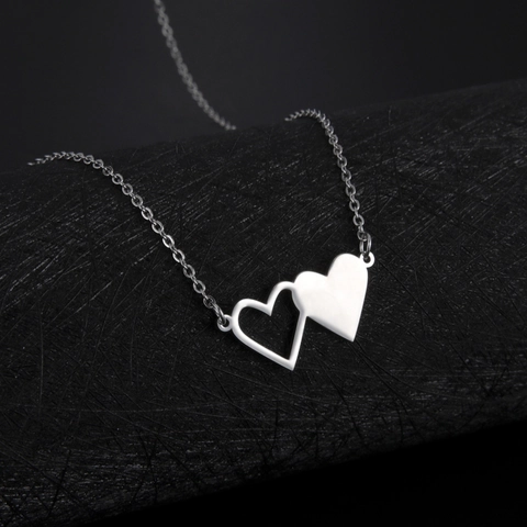 Collana Con Pendente a Doppio Cuore Intrecciato in Acciaio Inossidabile per Donna Gioiello Dolce e Romantico Regalo per San Valentino