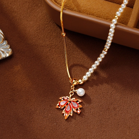 Collier Pendentif Feuille d'Érable Rouge Plaqué Or 18K Femme Chaîne Serpent Asymétrique Perle Artificielle Zirconia Bijoux