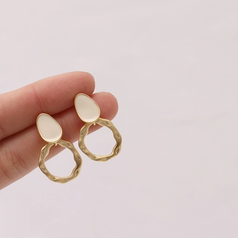 Pendientes Geométricos Martillados de Aleación Vintage para Mujer Tono Oro Mate Aro Redondo Irregular Joyería Goteo de Aceite