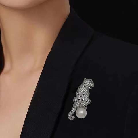 Luxe Koperen Zirconia Luipaard Broche Met Zoetwaterparel Ingelegde Dierlijke Speld Voor Vrouwen Pak Jas Elegante Sieraden