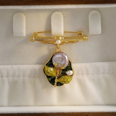 Vintage Baroque Purple Artificial Pearl Flower Brooch For Women 16K Gold Plated Alloy Enamel Leaf Zircon Elegant Decorative Pin
