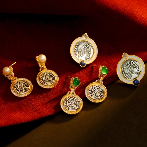Collection de Colliers et Boucles d'Oreilles Pendentif Portrait Pièce en Cuivre Français Vintage Bijoux Perle d'Eau Douce Zirconia Femme Fête