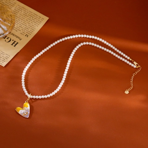Collier Perles d'Eau Douce Cœur Émail Vintage en Cuivre Plaqué Or avec Pendentif Rose et Zirconia Bijoux de Luxe