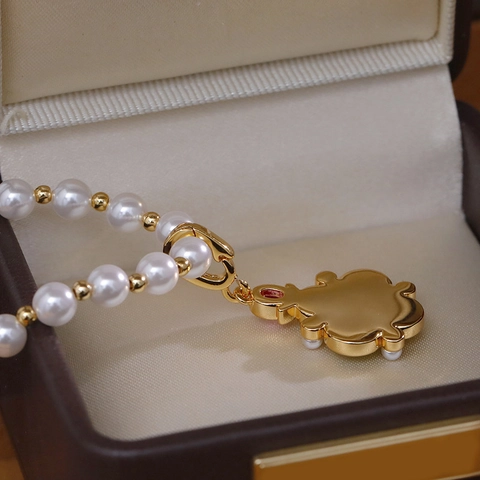Französischer Leichter Luxus Monet-Stil Emaille Vierblättriges Kleeblatt Anhänger Halskette Für Damen Kupfer Echt Vergoldet Künstliche Perle Zirkonia Schmuck
