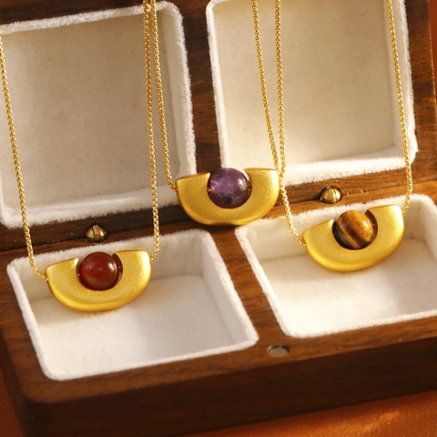 Collier Pendentif Demi-Lune en Cuivre Plaqué Or Avec Perles Œil de Tigre Agate Rouge Améthyste Bijoux Géométriques Femmes