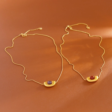 Collier Pendentif Demi-Lune en Cuivre Plaqué Or Avec Perles Œil de Tigre Agate Rouge Améthyste Bijoux Géométriques Femmes
