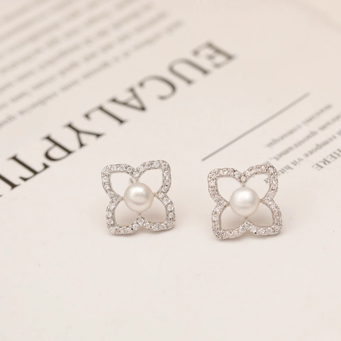 Pendientes de Botón de Trébol Elegantes para Mujer Con Poste de Plata de Ley 925 Cobre Perla de Agua Dulce Circonia