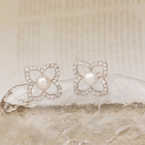 Pendientes de Botón de Trébol Elegantes para Mujer Con Poste de Plata de Ley 925 Cobre Perla de Agua Dulce Circonia