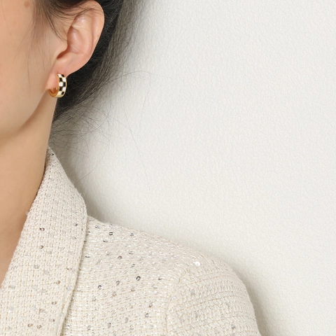 Boucles d'Oreilles Huggie en Cuivre Plaqué Or Vintage pour Femmes Boucles d'Oreilles Créoles en Émail Damier Noir et Blanc Bijoux de Mode