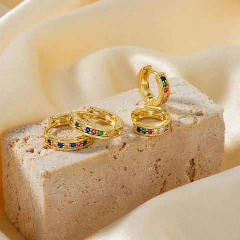 Pendientes De Aro Huggie Cobre Circonita Colorida Arco Iris Incrustaciones Joyería Geométrica Retro