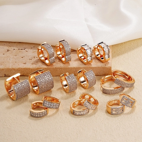 Lussuosi Orecchini a Cerchio Huggie in Rame con Strass Bicolore Oro Argento Geometrico Intarsiato per Donna Moda Quotidiana
