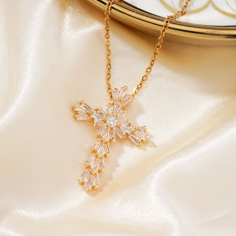 Semplice Collana con Ciondolo a Croce in Rame con Strass Gioielli di Moda Elegante Collana a Catena Placcata in Oro per Donna Regalo