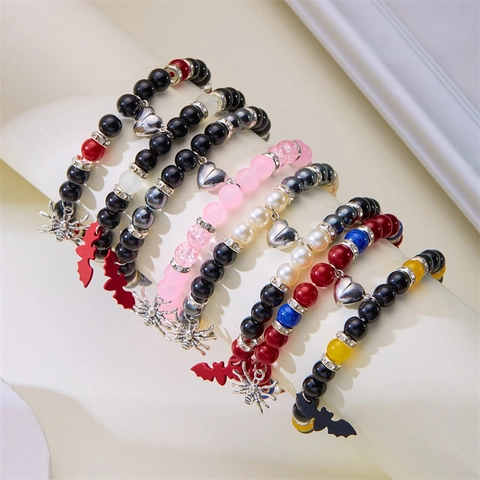 Bracciali di Coppia Magnetici di Halloween Chiusura Magnetica a Forma di Cuore Ciondoli Pipistrello Ragno Bracciale Elastico per Amanti Amici Regalo di Festa