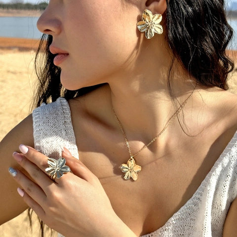 Ensemble de Bijoux Fleur en Métal Exagéré pour Femmes Collier Boucles d'Oreilles Bague Bracelet en Alliage d'Or Accessoires