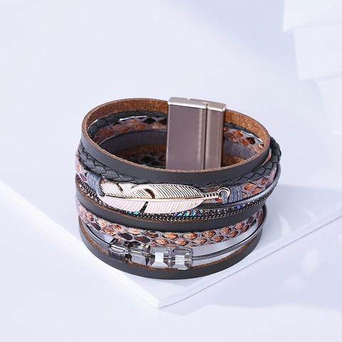 Bracelet Enroulable Multi-couches en Cuir PU Bohème pour Femmes Pendentif Plume en Métal Alliage Strass Cristal Boucle Magnétique Bijoux
