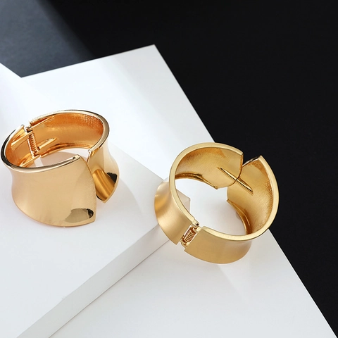 Bracelet Jonc Ouvert en Métal Large Minimaliste pour Femme Finition Brossée Miroir Alliage de Zinc Or Bijoux de Mode
