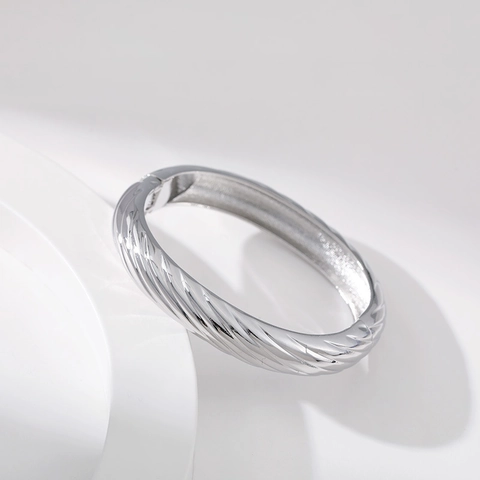 Brazalete de Aleación de Espiral Retorcida Minimalista para Mujer Galvanizado Clásico Versátil Apertura de Bisagra Joyería de Moda