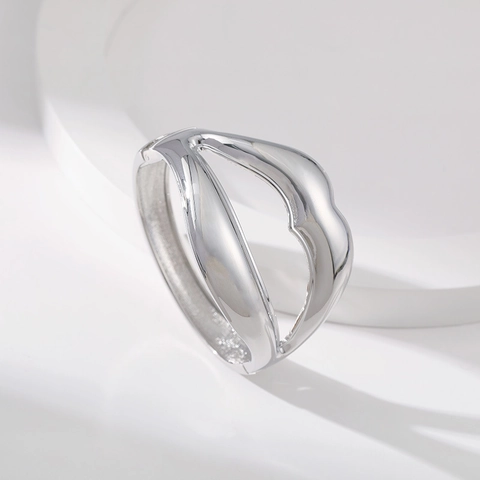 Niche Designer Style Lip Shaped Alloy Bangle For Women Gold Silver Plated Minimalist Cuff Bracelet Fashion Jewelry Gift