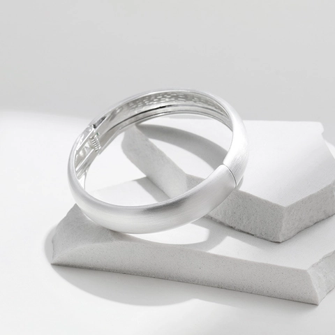 Bracelet Jonc Minimaliste en Alliage de Métal Finition Mate Miroir Fermeture à Charnière Plaqué Or Argent Bijoux Cadeau