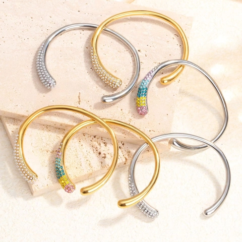 Brazalete Abierto en C de Acero Inoxidable para Mujer Bañado en Oro 18K Rhinestone Colorido Perla Artificial Joyería de Moda