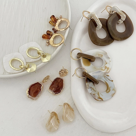 Orecchini Pendenti Geometrici in Lega e Resina per Donna Placcati in Oro con Motivo Marmo Ambra Caffè Gioielli di Moda