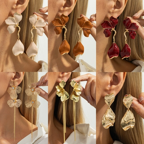 Boucles d'Oreilles Pendantes à Pompons en Alliage de Fleurs Vintage pour Femmes Pétales d'Émail Doux Franges Métalliques Bijoux de Mode de Mariage