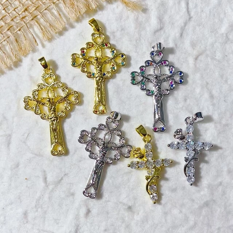Copper Zircon Cross Pendant For Women Vintage Gold Silver Plated Crucifix With Rose Heart Pattern Religious Jewelry Accessory