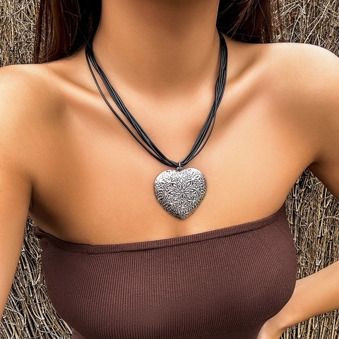 Vintage Heart Pendant Necklace For Women Bohemian Hammered Alloy Jewelry With PU Leather Cord Adjustable Choker Necklace