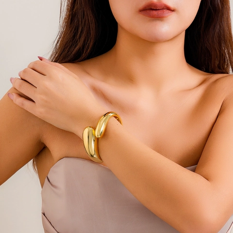Set di Gioielli in Lega Esagerata Goccia d'Acqua Metallo Lucido Bracciale Aperto Collana Robusta Orecchini per Donna