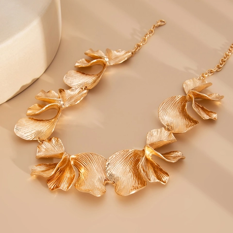 Statement Necklace Alloy Textured Flower Petal Ginkgo Leaf Pendant Retro Elegant Jewelry For Women