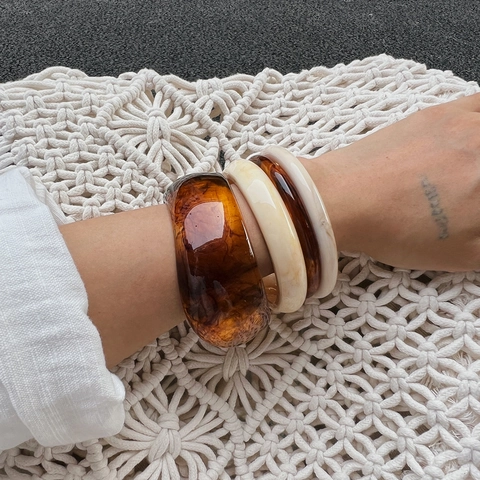 Vintage Chunky Harz Armreif Armband Für Damen Geometrisch Marmoriert Bernstein Creme Abgetöntes Weiß Handgefertigt Modeschmuck
