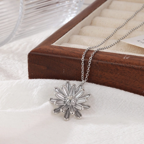 Titanium Steel Daisy Pendant Necklace For Women Gold Platinum Plated Floral Sunflower Clavicle Chain Daily Fashion Jewelry