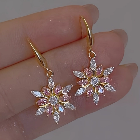 Elegante Vergoldete Kupfer Schneeflocke Hängeohrringe Mit Rosa Weißem Zirkonia Weihnachtsfeier Schmuck Geschenk Für Damen