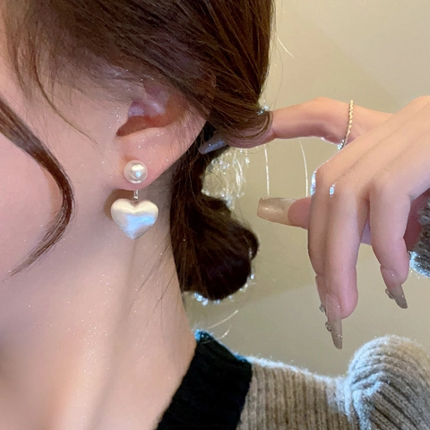 Élégantes Boucles d'Oreilles Pendantes Cœur Brossé en Cuivre Plaqué Argent Avec Tige en Argent Boucles d'Oreilles Cœur Perle Artificielle pour Femme