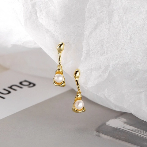 Niche Onregelmatige Vloeibare Metalen Waterdruppel Kunstparel Oorbellen Voor Vrouwen Elegant Verguld Verzilverd Minimalistische Sieraden
