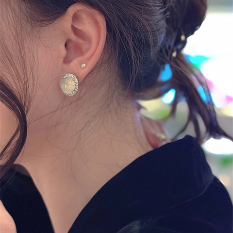 Boucles d'Oreilles Clous en Pierre de Lune Synthétique Ovale Élégante pour Femmes Alliage Plaqué Argent Sertie de Zircone