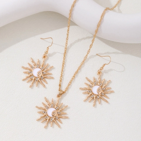 Bohemian Sunburst Sun Moon Star Pendant Necklace Electroplated Metal Rhinestone Celestial Choker Jewelry Set For Women