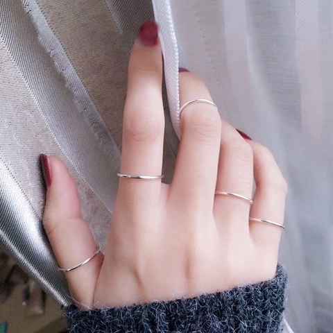 Anillo de Banda Simple Minimalista Plateado para Mujer Anillo Fino de Nudillos Apilable Joyería de Moda Elegante
