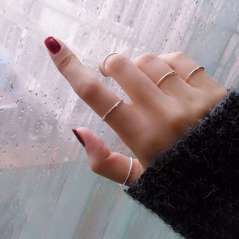 Anillo de Banda Simple Minimalista Plateado para Mujer Anillo Fino de Nudillos Apilable Joyería de Moda Elegante