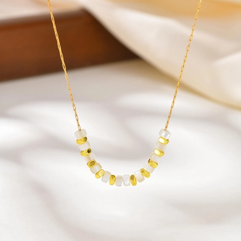 Collier Perlé en Acier Inoxydable Künstliche Perle de Coquille Grains Carrés en Cuivre Plaqué Or Bijoux Urbains Élégants pour Femmes