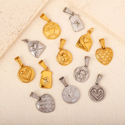 Ciondolo a Forma di Cuore Busta Scarabeo Vintage in Acciaio Inossidabile per Uomo Donna Retrò Strass AMOR Moneta Gioielli
