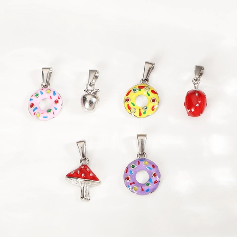Ciondolo in Smalto Acciaio Inossidabile Cartone Animato Ciambella Fungo Fragola Mela Forma DIY Gioielli Accessori
