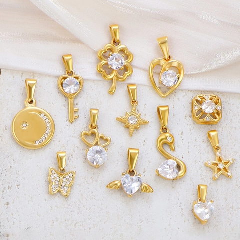Ciondolo in Acciaio Inossidabile con Zirconia Placcato Oro 24K Trifoglio Cuore Cigno Farfalla Accessorio per Gioielli Donna