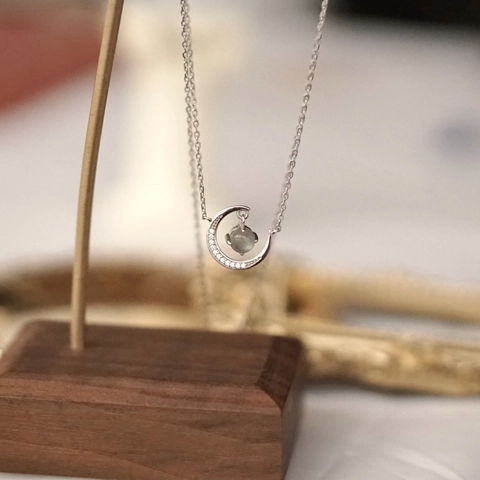 Elegant Copper Crescent Moon Pendant Necklace For Women Rhinestone Inlaid Glass Moonstone Choker Fashion Jewelry Gift