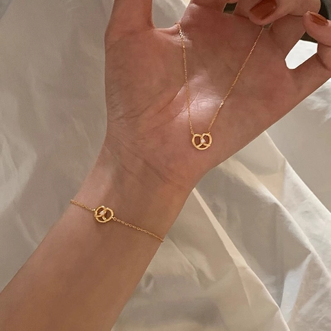 Collar de Pendiente Pretzel de Plata S925 Bañada en Oro Con Zirconia Cadena de Clavícula Nudo de Corazón Minimalista Mujer