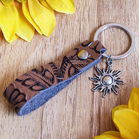 Vintage Western Genuine Leather Keychain Alloy Sun Pendant Embossed Pattern Leather Key Ring For Women Men Retro Accessory