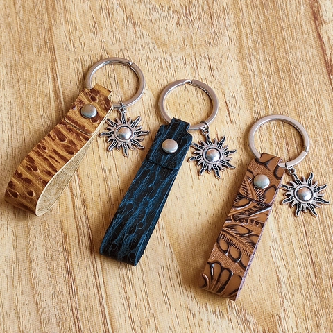 Vintage Western Genuine Leather Keychain Alloy Sun Pendant Embossed Pattern Leather Key Ring For Women Men Retro Accessory